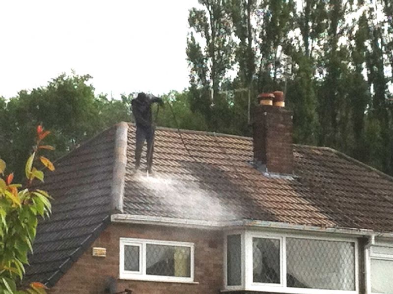 Roofing firm caught on camera risking employee lives